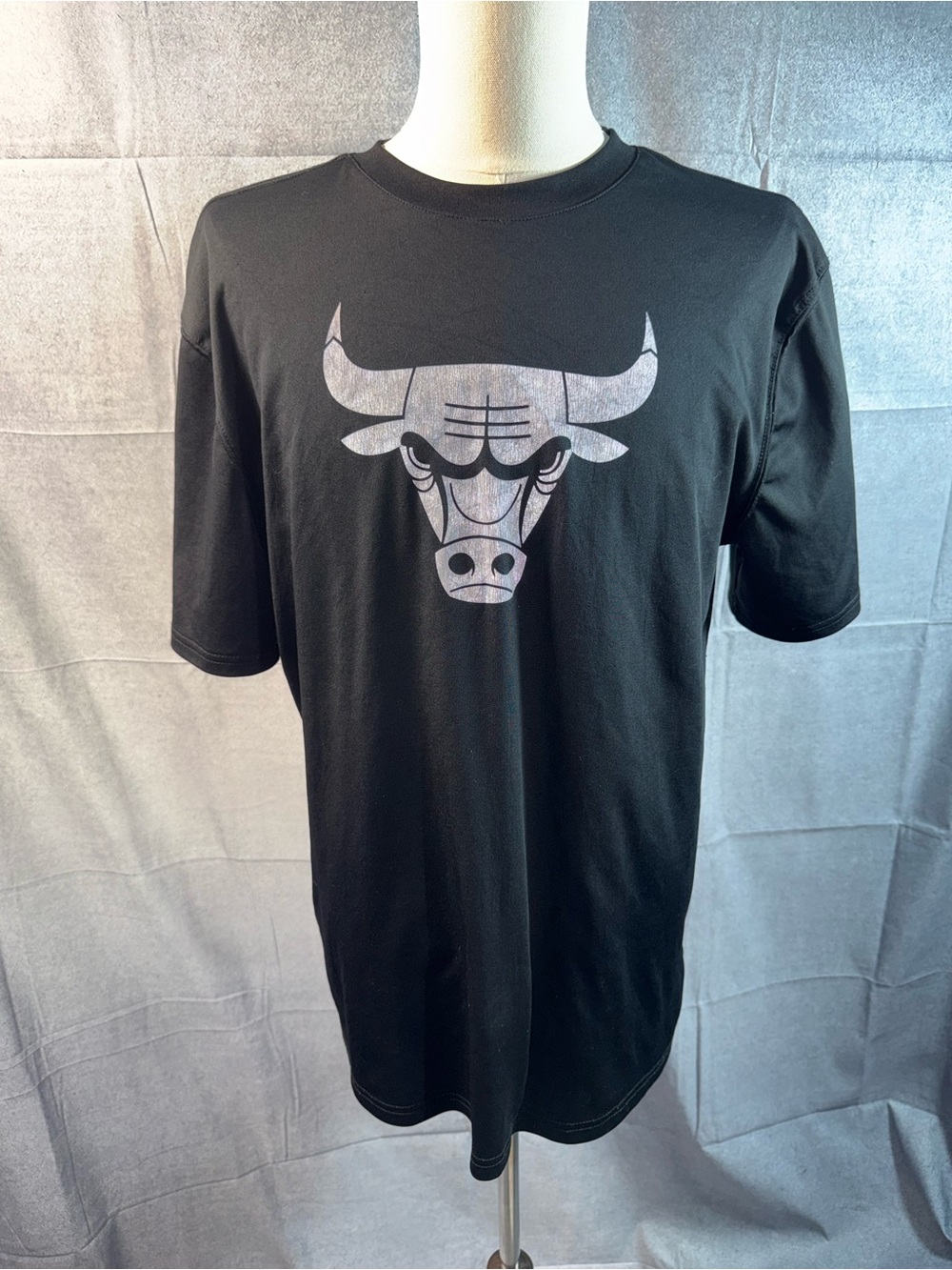1748-NBA Men's Black Short-Sleeve Chicago Bulls Logo T-Shirt